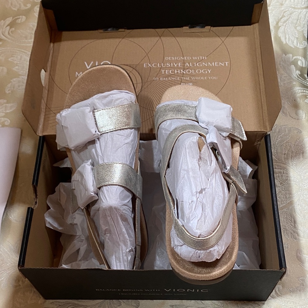 New in box Vionic Metallic “Reese” Silver Sandals